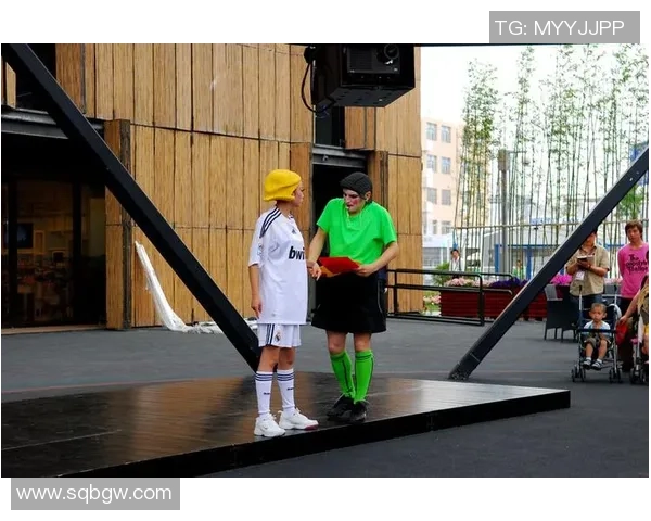 足球明星与小孩的奇妙互动特效展现精彩瞬间