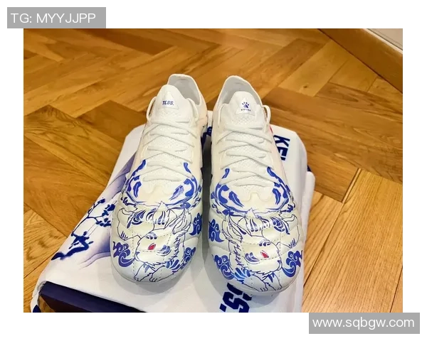 足球明星同款拖鞋时尚推荐让你轻松打造运动休闲风格